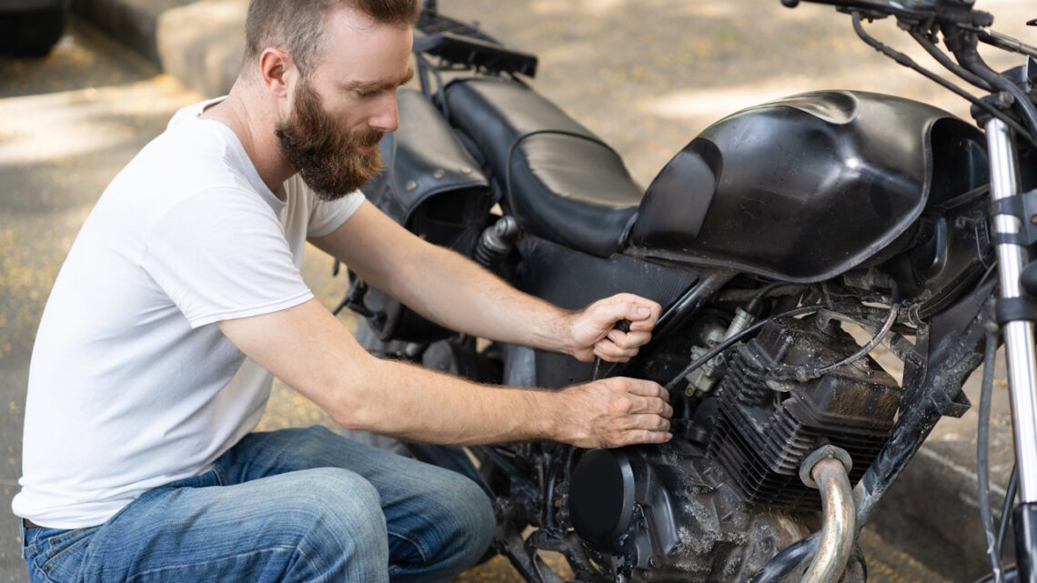 Jak sprawdzane są akumulatory do motocykli przeznaczone do sprzedaży?